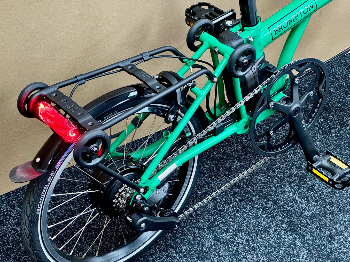 Brompton C Line Electric 4-Speed High-HB with e-Motiq System, Palm Green